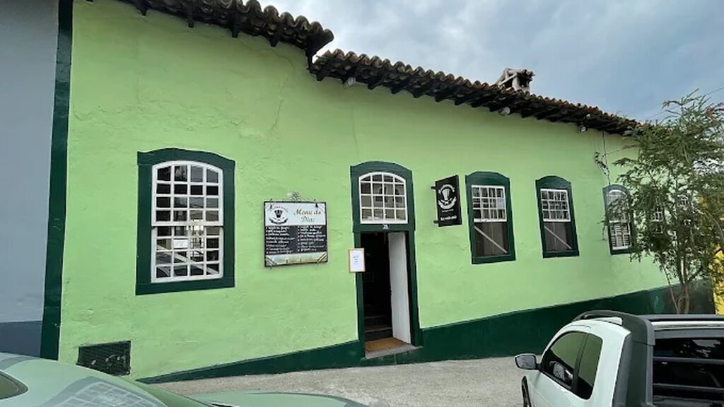 Fachada do Restaurante Um Bom Lugar com o quadro de pratos na entrada, em Santana de Parnaíba