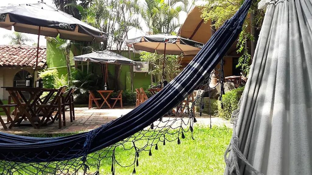 Rede de descanso entre as árvores no Restaurante Um Bom Lugar, em Santana de Parnaíba